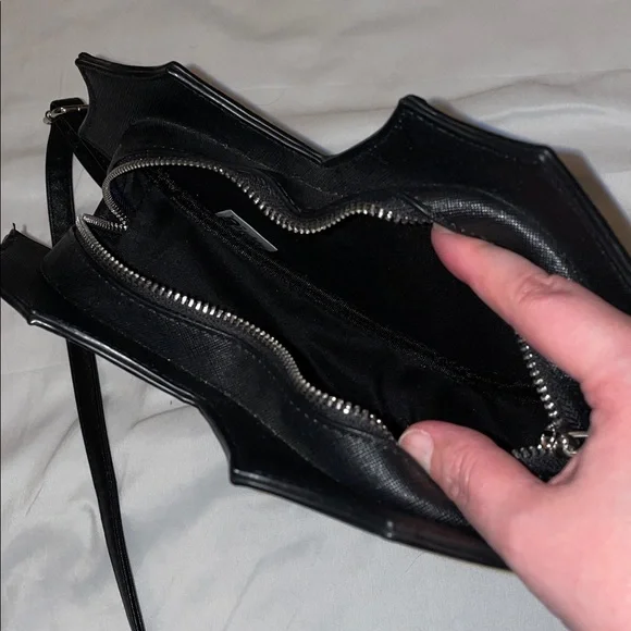 Spiderweb heart shaped cross body bag - Picture 4 of 4